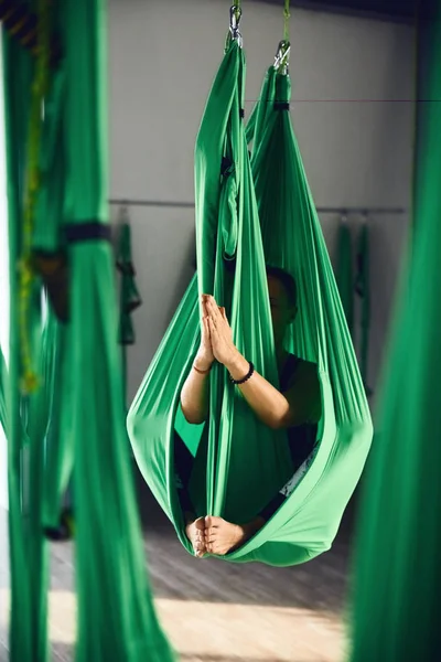 Yetişkin Bir Kadın Çekim Farklı Inversiyon Yerçekimi Yoga Yoga Stüdyosu — Stok fotoğraf