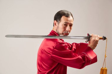 Üst düzey ana Qi qong haricinde stüdyoda pratik. Nefes egzersiz ve savaş sanatı taşır, geleneksel Çin qi enerji yönetimi jimnastik
