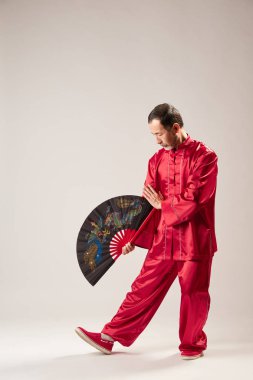 Üst düzey ana Qi qong haricinde stüdyoda pratik. Nefes egzersiz ve savaş sanatı taşır, geleneksel Çin qi enerji yönetimi jimnastik