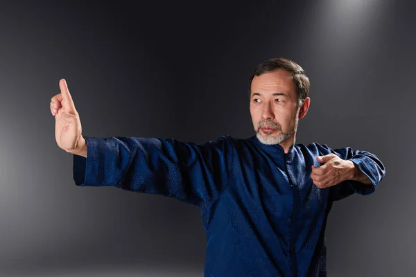 Mestre Sênior Praticando Qong Taijiquan Estúdio Exercício Respiração Movimentos Arte — Fotografia de Stock