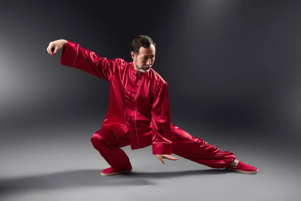 Maître Principal Pratiquant Qong Taijiquan Studio Exercice Respiration Mouvements Art — Photo