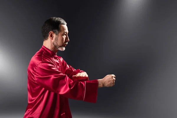 シニア マスター スタジオで Qong 太極拳を練習します 呼吸運動と武術の移動 伝統的な中国気功エネルギー管理体操 — ストック写真