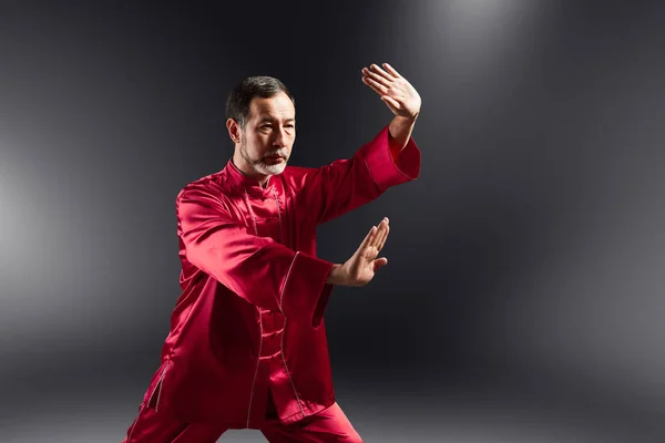 Maestro Mayor Practicando Qong Taijiquan Estudio Ejercicio Respiración Movimientos Arte —  Fotos de Stock