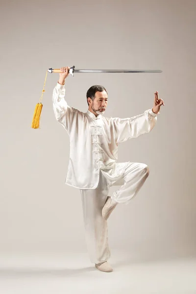 Maître Principal Pratiquant Qong Taijiquan Studio Exercice Respiration Mouvements Art — Photo