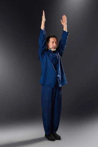 Obermeister Praktiziert Qong Taijiquan Studio Atemübungen Und Kampfsportbewegungen Traditionelles Chinesisches — Stockfoto