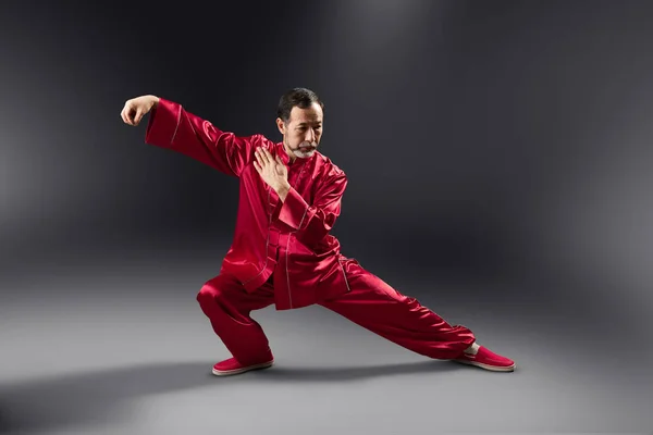 Maestro Mayor Practicando Qong Taijiquan Estudio Ejercicio Respiración Movimientos Arte — Foto de Stock