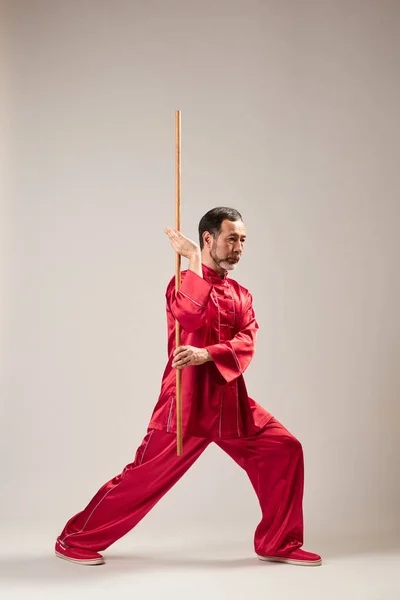 Maître Principal Pratiquant Qong Taijiquan Studio Exercice Respiration Mouvements Art — Photo