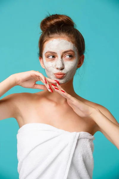 Tratamento de beleza - mulher aplicando máscara facial de argila — Fotografia de Stock