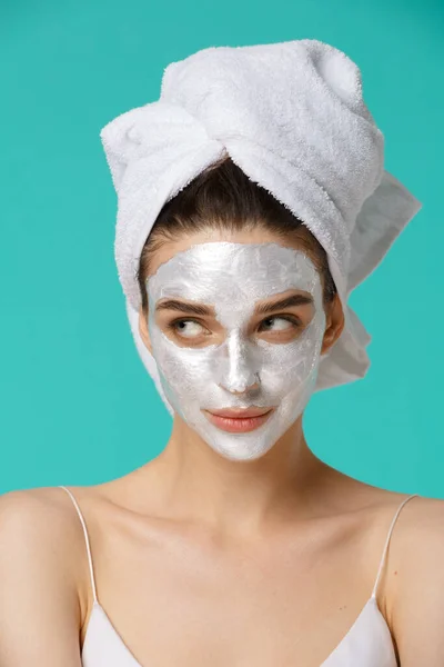 Young Woman Towel Wrapped Her Head Applying Silver Glamglow Facial — Stock Photo, Image