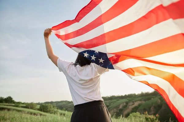 Juli Empat Juli Wanita Amerika Dengan Bendera Nasional Amerika Melawan — Stok Foto