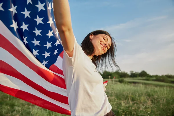 Juli Vier Juli Amerikaanse Vrouw Met Nationale Amerikaanse Vlag Tegen — Stockfoto