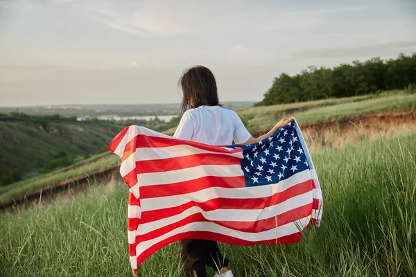 Lipca Czwarty Lipca Amerykańska Kobieta Amerykańską Flagą Przeciwko Pięknym Zabytkom — Zdjęcie stockowe