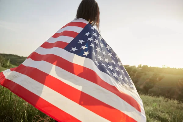 Ιουλίου Ιουλίου Αμερικανίδα Την Εθνική Αμερικανική Σημαία Ενάντια Ένα Όμορφο — Φωτογραφία Αρχείου