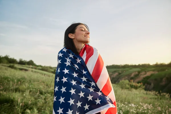 Lipca Czwarty Lipca Amerykańska Kobieta Amerykańską Flagą Przeciwko Pięknym Zabytkom — Zdjęcie stockowe