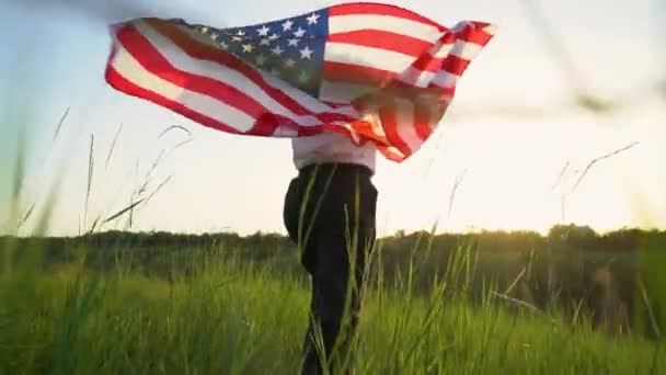 Женщина Бежит Американским Флагом Развевающимся Ветру Июля Празднование Дня Независимости — стоковое видео