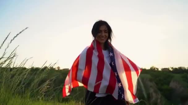 Mulher Embrulhar Com Bandeira Americana Soprar Vento Julho Celebração Dia — Vídeo de Stock