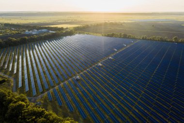 Bir güneş paneli enerji santralinin havadan görünüşü. Modern teknoloji, iklim bakımı, toprak tasarrufu, yenilenebilir enerji anti küresel ısınma kavramı