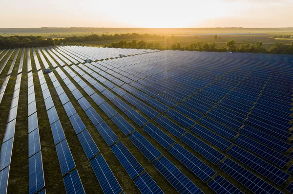 Bir güneş paneli enerji santralinin havadan görünüşü. Modern teknoloji, iklim bakımı, toprak tasarrufu, yenilenebilir enerji anti küresel ısınma kavramı