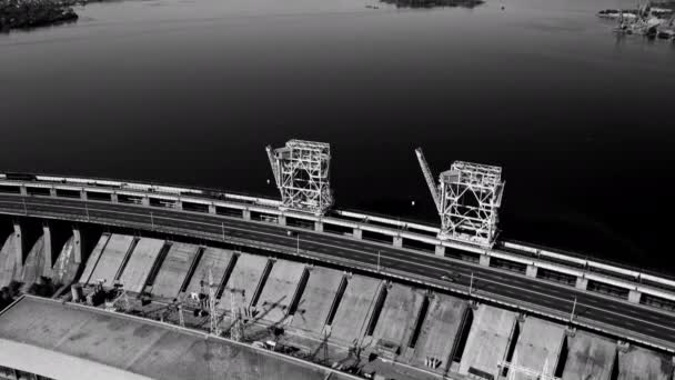 Voe sobre as linhas de água e energia da usina. Imagens em preto e branco de alto contraste noir — Vídeo de Stock