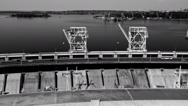 水力発電所の堰や送電線を飛び越える。コントラストの高いノワール黒と白の映像 — ストック動画