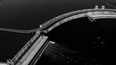 Su santralinin güç hatlarının üzerinden uç. Yüksek kontrastlı siyah beyaz görüntüler