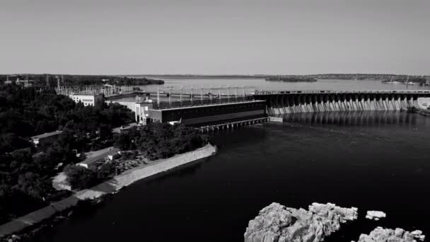 Su santralinin güç hatlarının üzerinden uç. Yüksek kontrastlı siyah beyaz görüntüler — Stok video