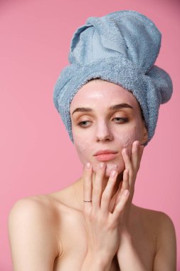 Güzellik bakımı - kil yüz maskesi uygulayan kadın