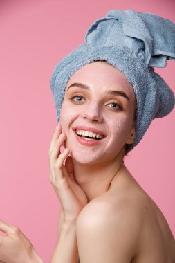 Güzellik bakımı - kil yüz maskesi uygulayan kadın