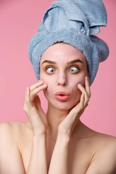 Kosmetické ošetření-žena, která používá hliněnou masku — Stock fotografie