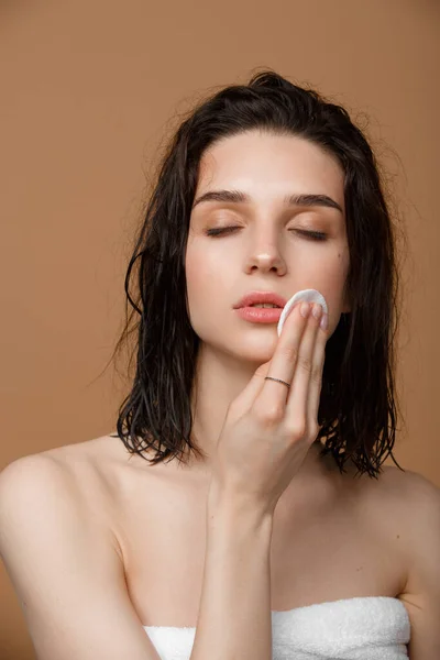 Wanita membersihkan wajahnya dengan lotion dan bantalan kapas — Stok Foto