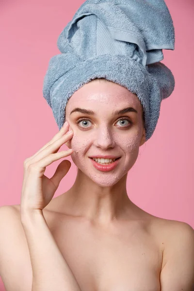 Tratamento de beleza - mulher aplicando máscara facial de argila — Fotografia de Stock