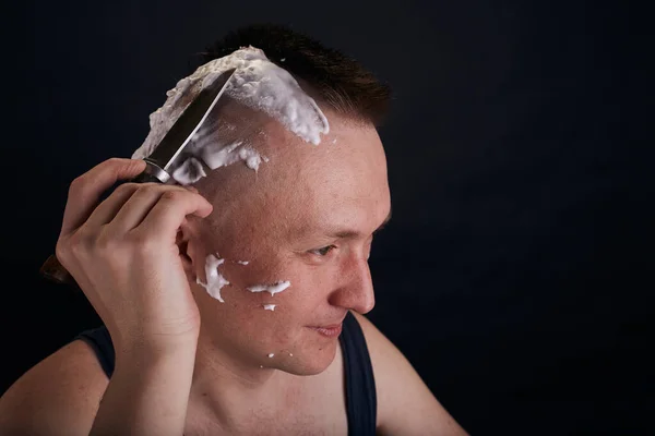 Homem Cortando Cabelo Sozinho Casa Enquanto Covid Estilo Vida Auto — Fotografia de Stock