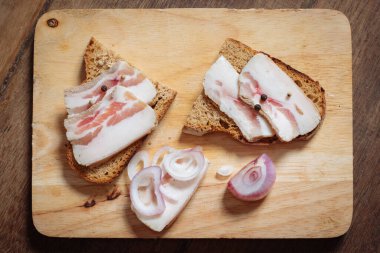 Tahtada siyah ekmek ve soğan olan domuz yağı..