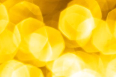 Bokeh ışıkları olan altın parıltılı şenlik arka planı. Yeni yıl, Noel tatili ve Sevgililer Günü için kutlama konsepti.