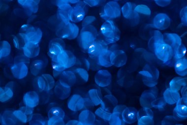 Bokeh ışıkları olan altın parıltılı şenlik arka planı. Yeni yıl, Noel tatilleri ve yıldönümleri için kutlama konsepti.