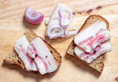 Tahtada siyah ekmek ve soğan olan domuz yağı..