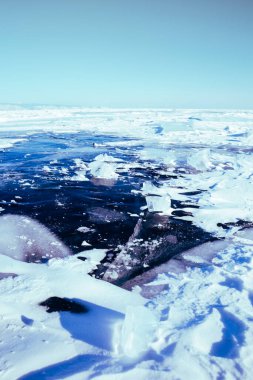 Muhteşem kış manzarası. Kıyı boyunca kış buzu.