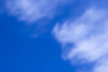 Soyut bulanık arkaplan mavi gökyüzü beyaz bulutlu güneş ışığı. Web tasarımı için güzel bir arkaplan