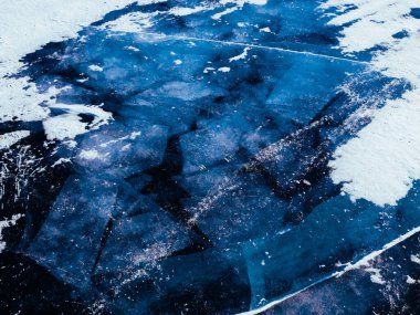 Mavi buz dokusu. Soyut Kuzey Kutbu kış arkaplanı. Kıyı boyunca kış buzu.