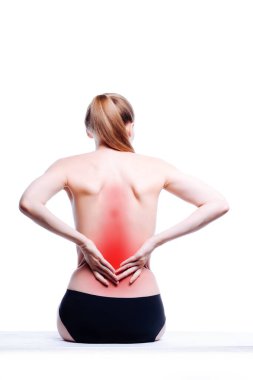 Güzel atletik sarışın, beyaz kadın vücudu. Çıplak kadın geri döndü. Havlu giymiş çıplak bir kadın oturuyor. Stüdyo görüntüsü Arka plan, beyaz arkaplan üzerinde izole.