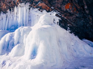 Büyük buz blokları donmuş şelale ya da su. Mağarada buz saçakları. Kıyı boyunca kış buzu.