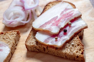 Tahtada siyah ekmek ve soğan olan domuz yağı..