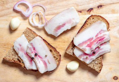 Tahtada siyah ekmek ve soğan olan domuz yağı..