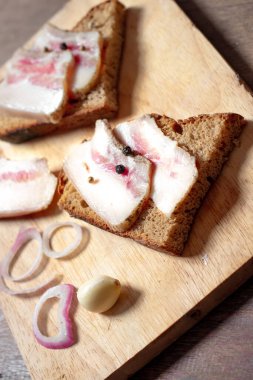 Tahtada siyah ekmek ve soğan olan domuz yağı..