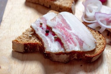 Tahtada siyah ekmek ve soğan olan domuz yağı..