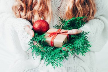 Noel ya da yeni yıl hediye paketi kadınların elinde.