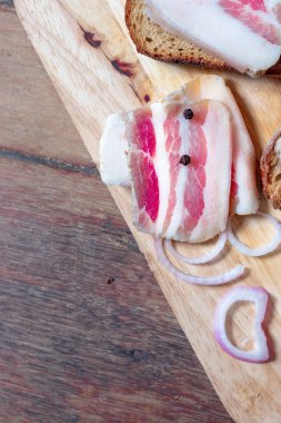 Tahtada siyah ekmek ve soğan olan domuz yağı..