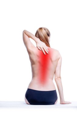 Güzel atletik sarışın, beyaz kadın vücudu. Çıplak kadın geri döndü. Havlu giymiş çıplak bir kadın oturuyor. Stüdyo görüntüsü Arka plan, beyaz arkaplan üzerinde izole.