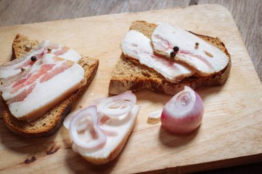 Tahtada siyah ekmek ve soğan olan domuz yağı..