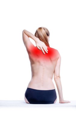 Sırtı, omuzları ve boynu ağrıyan genç bir kadın. Sağlık hizmetleri konsepti. Siyah ve beyazı kapat